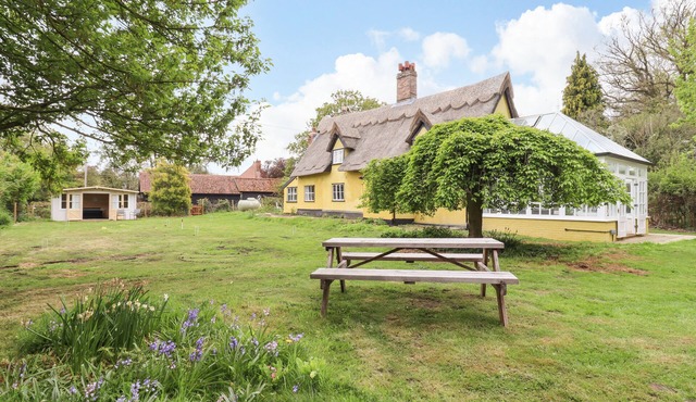 THE ABBEY COTTAGE, pet friendly, with hot tub in Windsor Green
