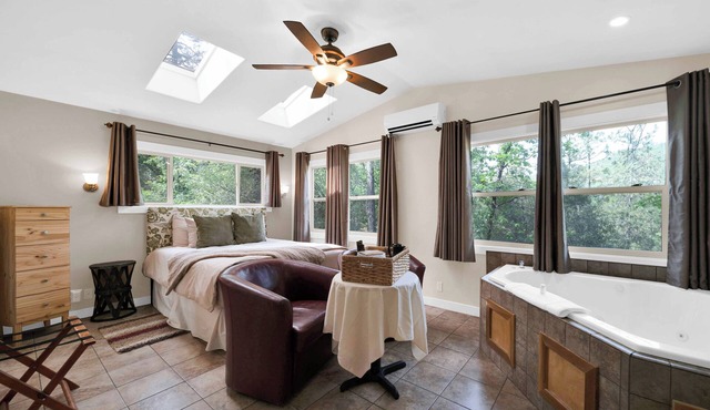 The Acorn Cottage - Private room with a Forest View!