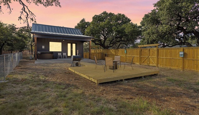 The Acorn Haus ~ Cute Hill Country Tiny Home with private hot tub!