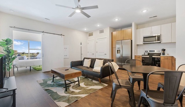 The Acoustic Abode: 1-BedRoom W/Pool!