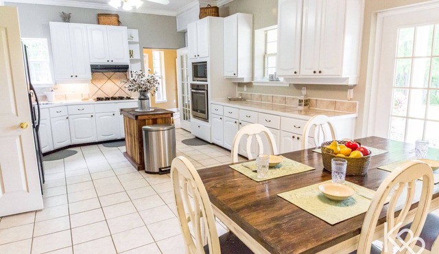 The Ada Estate Home at Kick Back Ranch & Event Center, 8br 4.5bth, Accom. 20