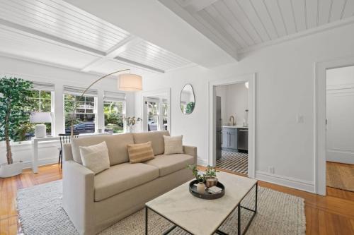 The Adaline #2 - Luxury Hyde Park Apt, Steps to Bayshore