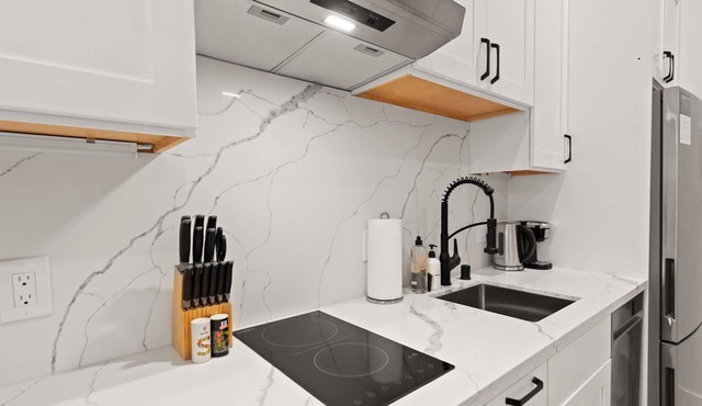 The Addison by Kasa | Centrally Located - Queen Studio | San Francisco