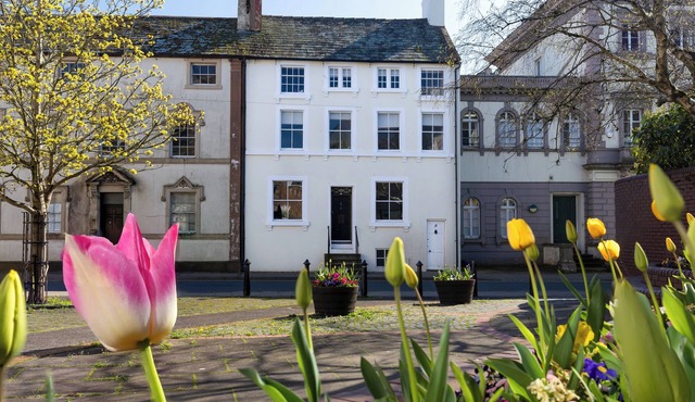 THE ADMIRAL'S HOME, pet friendly, with hot tub in Whitehaven