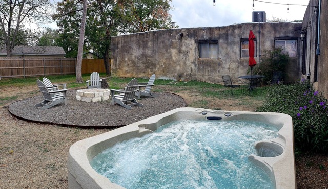 The Adobe BCS - 1.0 Mile to Campus - Sleeps 10