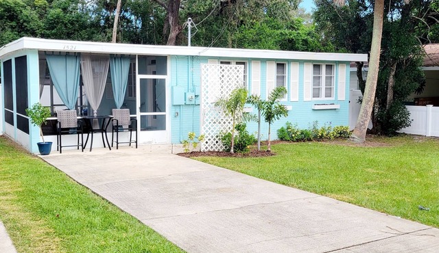 The Adorable Blue Bungalow- Pet Friendly with a fully fenced in back yard.