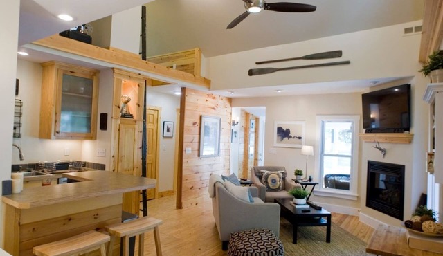 The adorable Pear Tree Cottage! New LOW Fall/Winter Rates