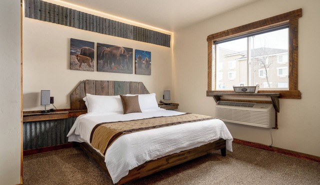 The Adventure Inn Yellowstone- Continental Divide Suite, 2BR retreat just 1 minute from Yellowstone!