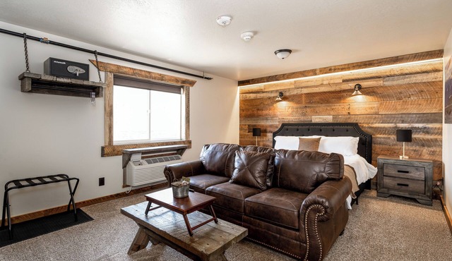 The Adventure Inn Yellowstone- Jack Creek: 2 Queen Suite 1min from Yellowstone, sleeps 4.