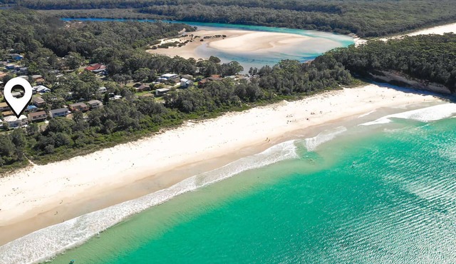 The Aegean - Beautiful spacious home a stones throw to the Beach