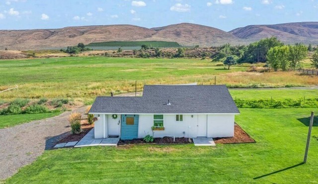 The Ahtanum Cottage - NEW hot tub and great views!