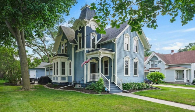 The Ainsworth House - Historic Victorian 3BR Gem