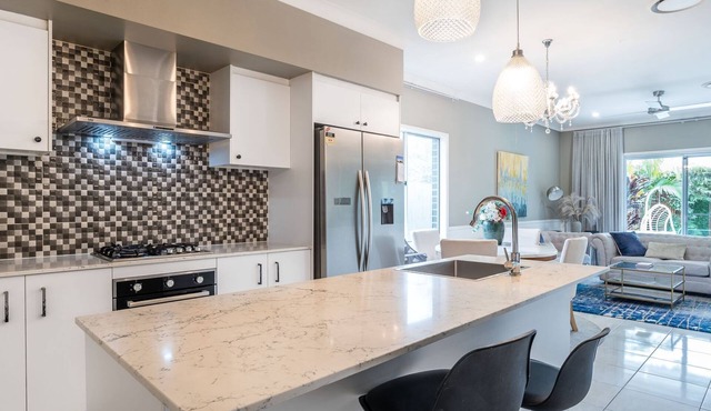 The Airport Stop Spacious House City & Sky Base