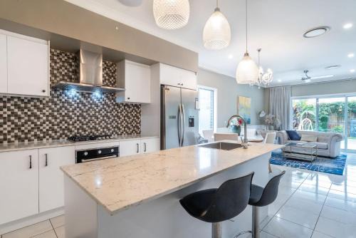 The Airport Stop Spacious House City & Sky Base