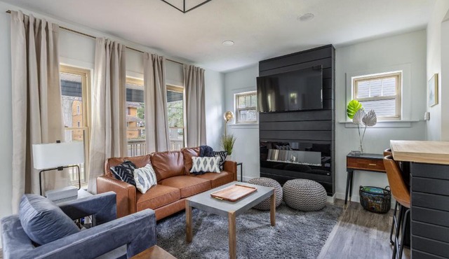 The Akron Retreat: Modern 3-Bedroom Oasis