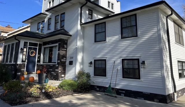 The Alamo! Historic Sears & Roebuck Showcase 4 bed 2-½ Bath with Jacuzzi