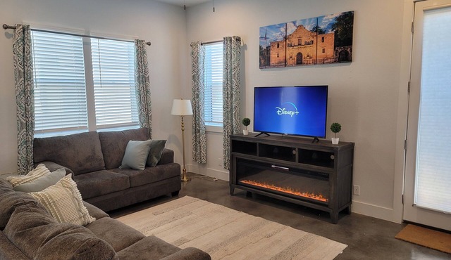 The Alamo Riverwalk Pearl Modern 4 Bedroom Home