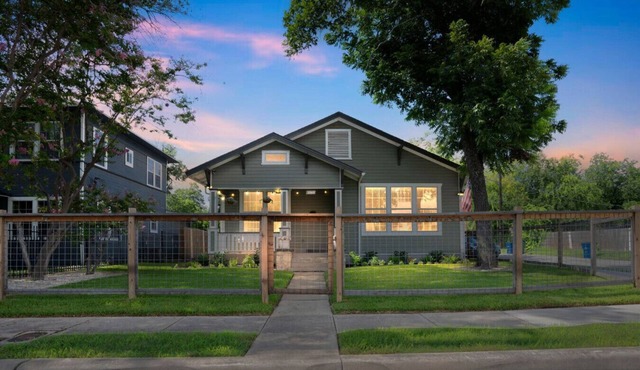 The Alamodome Getaway | Sleeps 8