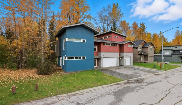 The Alaska Gallery - Modern Creekfront Rental