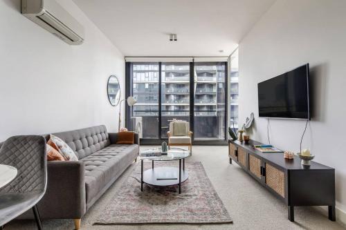 The Albert Edge - Relaxed Lakeside Escape with Gym