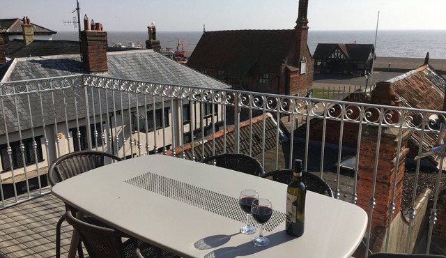 THE ALDEBURGH LOOKOUT Stylish accommodation for 6 with best sea views in town