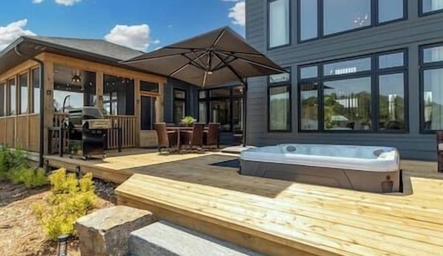 The Algonquin Lakehouse w Hot Tub, Games, Fire Pit