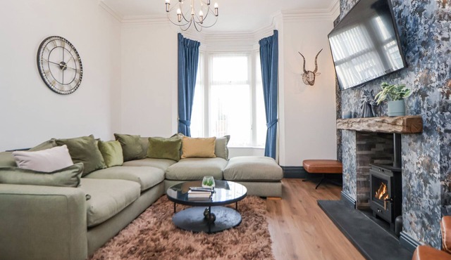 THE ALHAMBRA, pet friendly, character holiday cottage in Southport