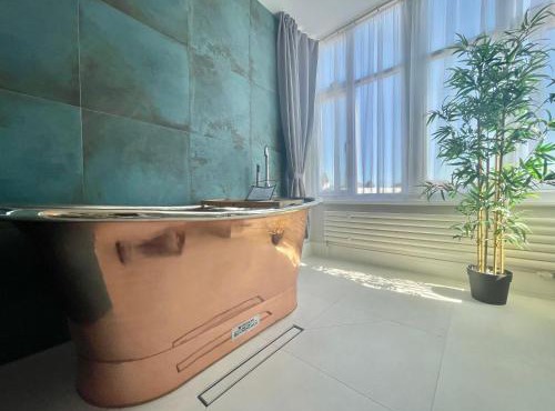 The Alice Apartment - by Coastline Retreats - Stunning Balcony Apartment with Sea Views - Alice in Wonderland Themed Secret Room - Luxury Copper Bath in Master Bedroom