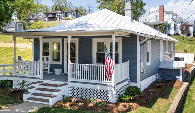 The All-American Cottage Seconds from Gypsy Hill Park! Kid and Pet friendly!