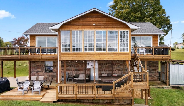 The All Seasons Resort: Pool, Hot Tub, & Private Dock