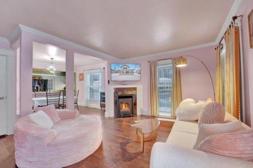 The Allen House - Chic and Colorful 3BR Downtown Ellicottville