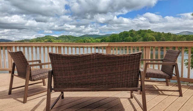 The Allgood Upper level home-Charming Lake Junaluska Retreat with Breathtaking