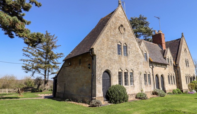 THE ALMS HOUSE WEST, pet friendly, with open fire in Tewkesbury