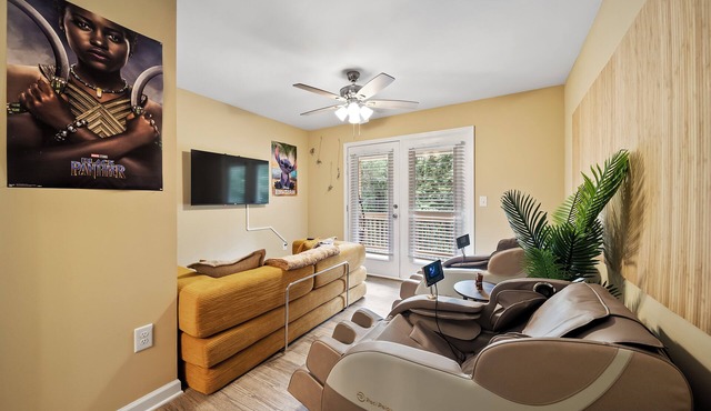 The Aloha House: Massage Chairs - 3 King Beds - Projector