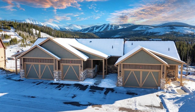 The AlpenGlow House: Private Hot Tub Retreat with Stunning Mountain Views!