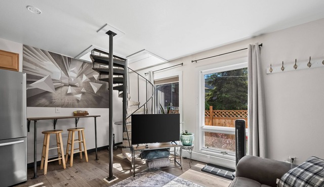 The Alpenglow Loft - 1 Bed/1Bath- Radiant Charmer