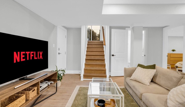 The Ancaster Suite - Chic & Earthy 2 Bdrm Suite