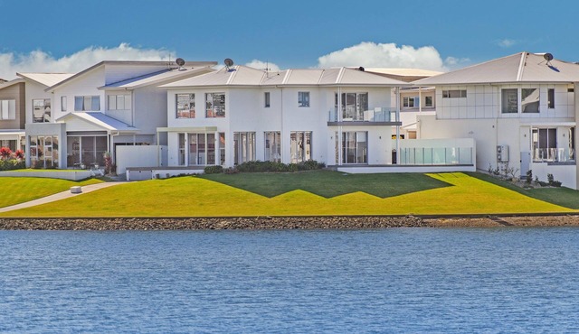 The Anchorage - Modern Home On The Port Macquarie Canals With Beautiful Views