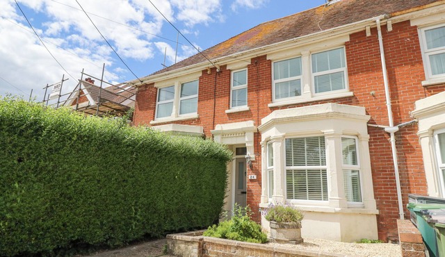 THE ANCHORAGE, pet friendly, with a garden in Bembridge