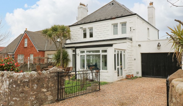 THE ANCHORAGE, pet friendly, country holiday cottage in Cockburnspath