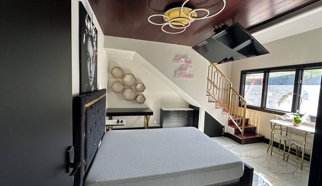 The Andrea Room: Chic studio with AC, fitness room, WiFi in lovely Bonita