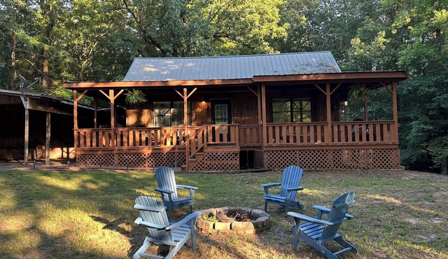 The Angler at Enid Lake is a quiet & cozy 3-bedroom cabin