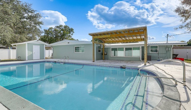 "The Angler's Dream" nBeautiful 4 Bdrm Home w/HUGE Private Pool in Clewiston!