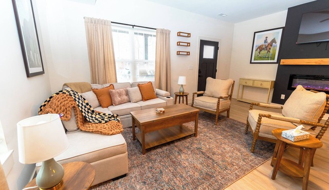 The Aniston; Brand new home in downtown New Albany minutes away from Louisville!