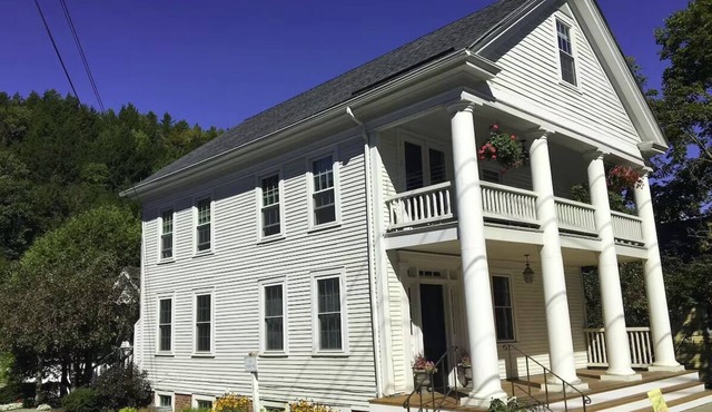 The Annex - 1 BR Condo in Stowe Village Historic District