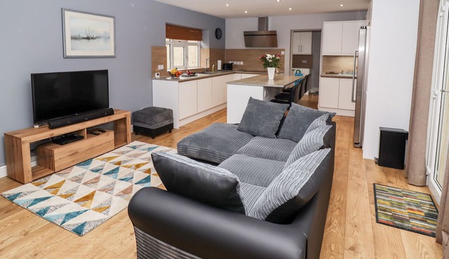 THE ANNEX AT MILNERS HOLT, pet friendly, with open fire in Bawtry