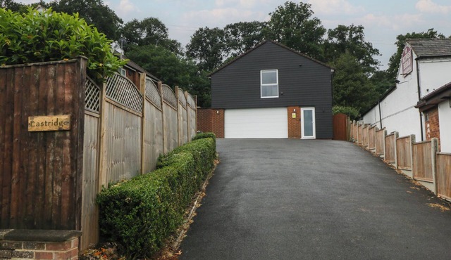 THE ANNEX, pet friendly, character holiday cottage in Huntley