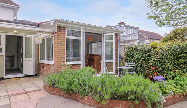 THE ANNEX, romantic, with a garden in Thorrington