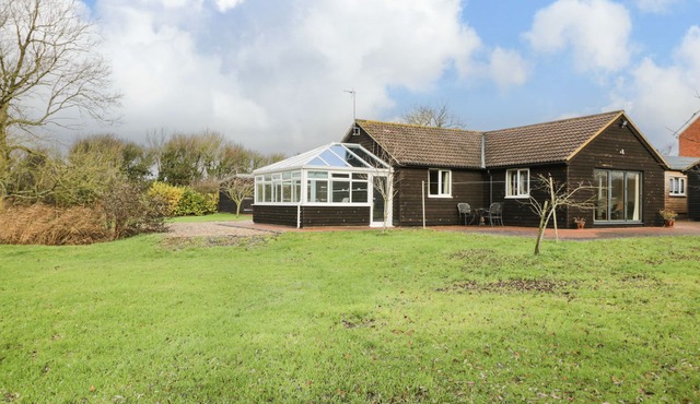 THE ANNEX, with a garden in Royal Wootton Bassett