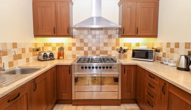 THE ANNEXE, pet friendly, character holiday cottage in Litcham